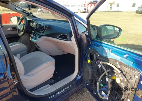 2018 Chrysler Pacifica Hybrid Touring Plus z USA, uszkodzony, nr VIN 2C4RC1H74JR262360